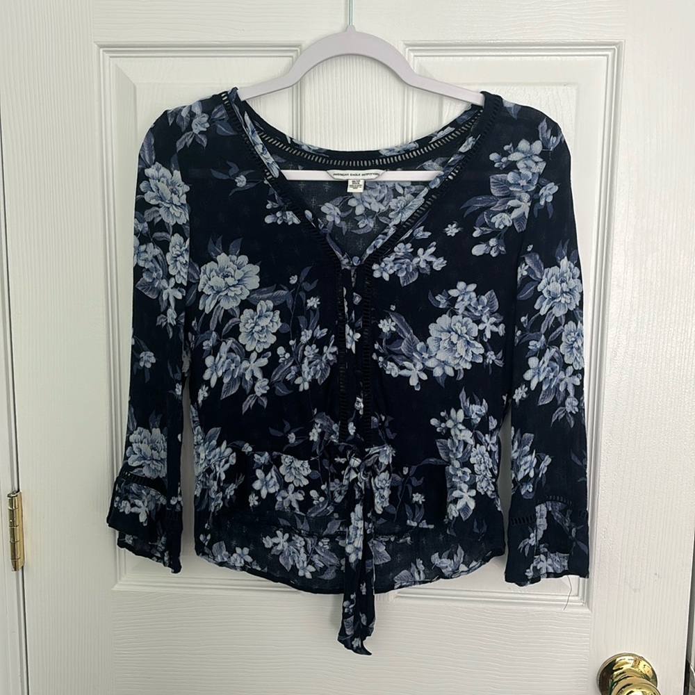 Blue floral long-sleeve top 🦋